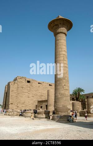 La colonne papyrus restante du kiosque de Taharqa aux ruines antiques du temple de Karnak (temple d'Amun) à Louxor en Égypte. Banque D'Images