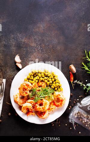 crevettes frites avec pois verts sur l'assiette Banque D'Images