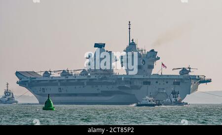 HMS Queen Elizabeth (R08) départ de Portsmouth (Royaume-Uni) le 21 septembre 2020 pour des exercices navals nationaux multiples. Banque D'Images