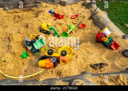 Bac à sable, sur une aire de jeux pour enfants, bac à sable avec divers jouets en plastique, pelle hydraulique, pelles, moules Sauerland, NRW, Allemagne Banque D'Images