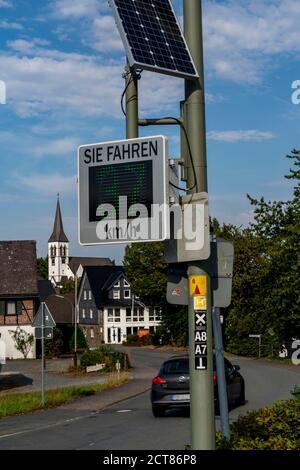 Affichage radar de la vitesse, système de mesure à l'entrée du village de Medelon, les conducteurs de voiture sont indiqués la vitesse en entrant dans la zone de la ville, un atte Banque D'Images