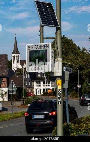 Affichage radar de la vitesse, système de mesure à l'entrée du village de Medelon, les conducteurs de voiture sont indiqués la vitesse en entrant dans la zone de la ville, un atte Banque D'Images