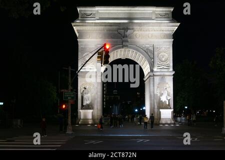 Washington Square Arch au Washington Square Park à New York pendant la nuit Banque D'Images