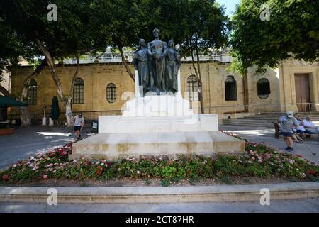 Le Grand Siege Monument à la Valette, Malte, trois figures de bronze symbolisant la foi, la force et la civilisation. Banque D'Images