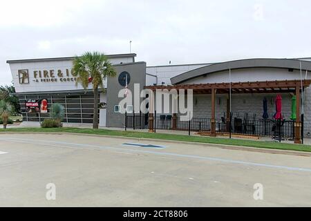 Frisco, États-Unis. 21 septembre 2020. Photo prise le 21 septembre 2020 montre un bar fermé à Frisco, Texas, États-Unis. Le gouverneur de l'État américain du Texas, Greg Abbott, a annoncé la semaine dernière que les restrictions de la COVID-19 seront assouplies dans la plupart des régions de l'État à partir du 21 septembre. Les entreprises, y compris les magasins de détail, les restaurants et les immeubles de bureaux dans les régions où les patients atteints de coronavirus représentent moins de 15 % de toutes les hospitalisations, peuvent ouvrir à 75 % de leur capacité à compter de lundi. Crédit : Dan Tian/Xinhua/Alay Live News Banque D'Images