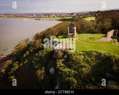 Chapelle Saint-Patrick à Heysham, Lancashire, avec ses tombeaux coupés en pierre en premier plan. Banque D'Images