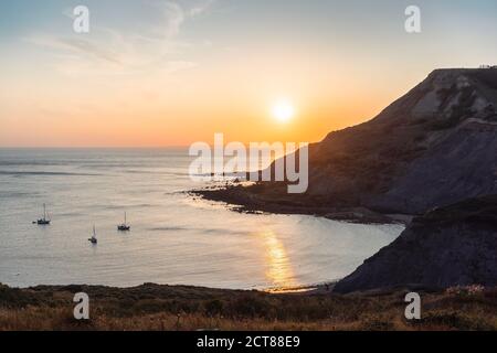 Coucher de soleil sur la piscine Chapman's Pool sur l'île de Purbeck à Dorset, Angleterre, Royaume-Uni Banque D'Images