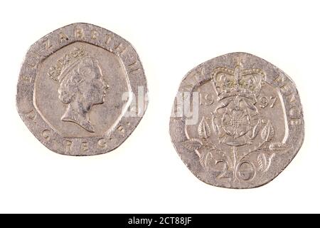 Gros plan d'une pièce de 20 Pence britannique isolée sur un arrière-plan blanc Banque D'Images