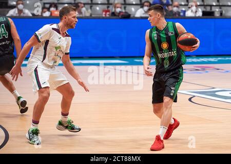 Gal Mekel de Unicaja Malaga Baloncesto et Neno Dimitrijevic de Joventut de Badalona pendant le match de Liga Endesa entre Divina Seguros Joventut et Unicaja Malaga Baloncesto à Pabellón Olímpico de Badalona le 21 septembre 2020 à Barcelone, Espagne. Banque D'Images