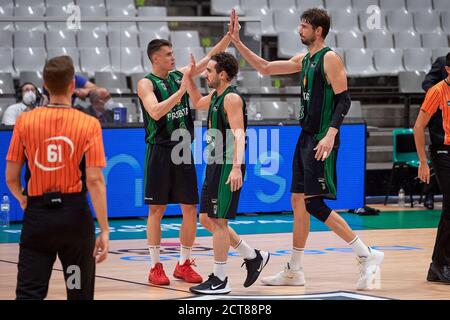 Neno Dimitrijevic, Ferran Bassas et Ante Tomic de Joventut de Badalona lors du match de la Ligue Endesa entre Divina Seguros Joventut et Unicaja Malaga Baloncesto à Pabellón Olímpico de Badalona le 21 septembre 2020 à Barcelone, Espagne. Banque D'Images