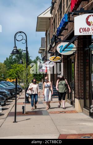 Mendota Heights, Minnesota. Trois femmes portent des masques à l'extérieur lors d'un voyage shopping dans leur centre commercial local pour se protéger du coronavirus. Banque D'Images