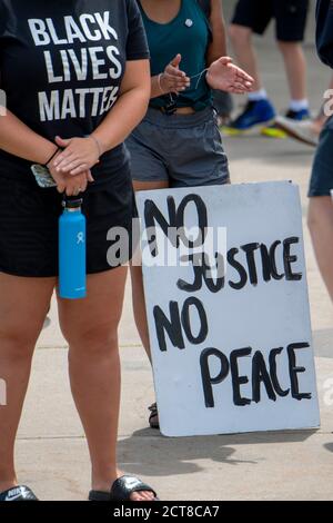 St. Paul, Minnesota. 22 août 2020. La marche des jeunes et le rassemblement pour mettre fin à la violence. Jeunes femmes sans justice pas de signe de paix Banque D'Images