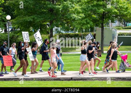 St. Paul, Minnesota. 22 août 2020. La marche des jeunes et le rassemblement pour mettre fin à la violence. Les manifestants marchont et tiennent des panneaux pendant le rallye. Banque D'Images