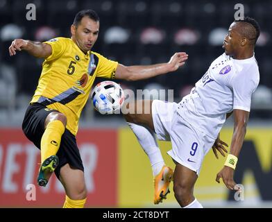 Doha, Qatar. 21 septembre 2020. Kodjo Lapa (R) d'Al Ain FC vies avec Ezzatollah Pourghaz du FC Sepahan lors du match de football du groupe D de la Ligue des champions asiatiques de l'AFC entre le FC Al Ain des Émirats arabes Unis et le FC Sepahan d'Iran à Doha, capitale du Qatar, le 21 septembre 2020. Credit: Nikku/Xinhua/Alay Live News Banque D'Images