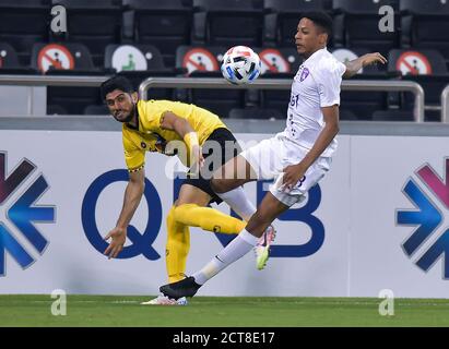 Doha, Qatar. 21 septembre 2020. Salem Abdullah (R) d'Al Ain FC rivalise avec Daniel Esmaeilifar du Sepahan FC lors du match de football du groupe D de la Ligue des champions asiatiques de l'AFC entre le Al Ain FC des Émirats arabes Unis et le Sepahan FC d'Iran à Doha, capitale du Qatar, le 21 septembre 2020. Credit: Nikku/Xinhua/Alay Live News Banque D'Images