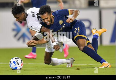 Doha, Qatar. 21 septembre 2020. Musab Al Khader (L) d'Al Sadd SC vies avec Mukhtar Ali d'Al Nassr pendant le match de football du groupe D de la Ligue des champions asiatiques de l'AFC entre Al Sadd SC du Qatar et Al Nassr d'Arabie Saoudite à Doha, capitale du Qatar, le 21 septembre 2020. Credit: Nikku/Xinhua/Alay Live News Banque D'Images