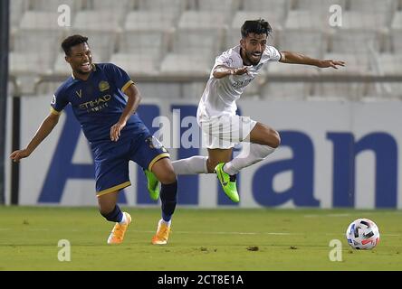 Doha, Qatar. 21 septembre 2020. Tarek Salman (R) d'Al Sadd SC vies avec Ayman Yahya d'Al Nassr pendant le match de football du groupe D de l'AFC Asian Champions League entre Al Sadd SC du Qatar et Al Nassr d'Arabie Saoudite à Doha, capitale du Qatar, le 21 septembre 2020. Credit: Nikku/Xinhua/Alay Live News Banque D'Images