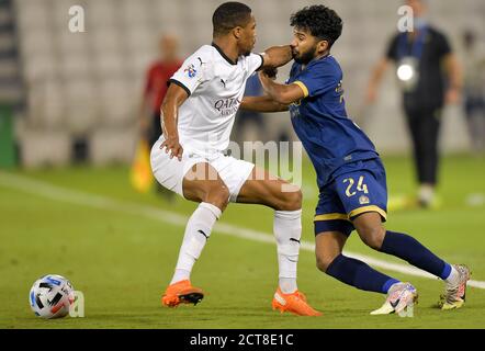 Doha, Qatar. 21 septembre 2020. Pedro Miguel (L) d'Al Sadd SC vies avec Khalid Al-Ghannam d'Al Nassr pendant le match de football du groupe D de la Ligue des champions asiatiques de l'AFC entre Al Sadd SC du Qatar et Al Nassr d'Arabie Saoudite à Doha, capitale du Qatar, le 21 septembre 2020. Credit: Nikku/Xinhua/Alay Live News Banque D'Images