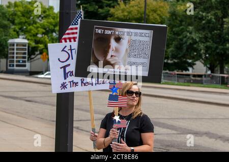 St. Paul, Minnesota. 22 août 2020. Sauver nos enfants protestent. Des manifestants tiennent des panneaux. Banque D'Images