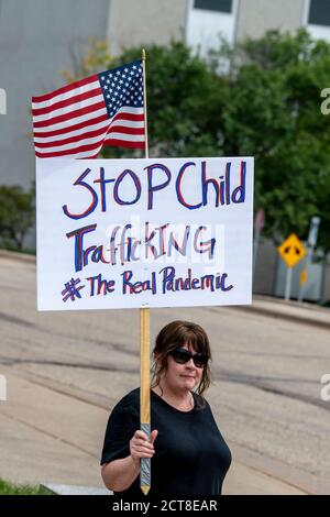 St. Paul, Minnesota. 22 août 2020. Sauver nos enfants protestent. Manifestant portant un panneau d'arrêt de la traite des enfants. Banque D'Images