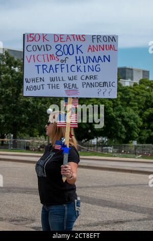 St. Paul, Minnesota. 22 août 2020. Sauver nos enfants protestent. Manifestant portant un signe de trafic d'êtres humains. Banque D'Images