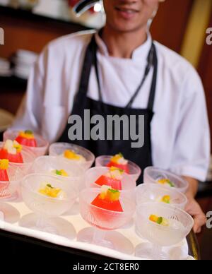 Assiette de serveurs avec desserts en gelée Banque D'Images