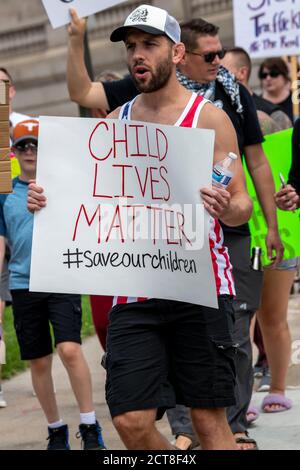 St. Paul, Minnesota. 22 août 2020. Sauver nos enfants protestent. Le signe de l'importance de la vie d'un enfant est un manifestant. Banque D'Images