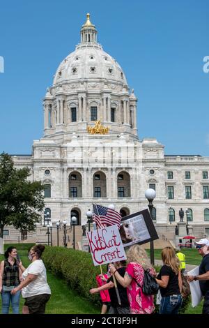 St. Paul, Minnesota. 22 août 2020. Sauver nos enfants protestent. Des manifestants tenant des panneaux et marchant devant le capitole Banque D'Images