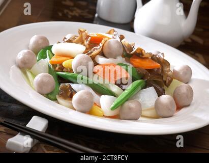 Cuisine asiatique légumes sautés avec boule de poisson et calmar Banque D'Images