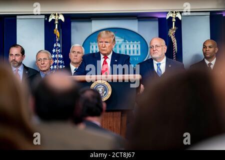 WASHINGTON DC, États-Unis -29 février 2020 - le président Donald J Trump, accompagné du vice-président Mike Pence, pose des questions aux journalistes lors d'un Coronav Banque D'Images