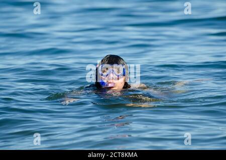 Femme avec masque de plongée dans l'eau. Banque D'Images