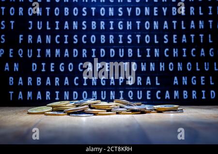 Pile, quartiers, argent, voyage, pièces de monnaie de différents pays. Pièces pour les affaires, l'argent, les pièces financières et l'économie. Pile d'or, d'argent, de cuivre Banque D'Images