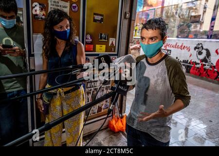 Barcelone, Espagne. 21 septembre 2020. Lucia Martín, conseillère pour le logement du Conseil municipal de Barcelone, est vu lors de la conférence de presse expliquant l'accord municipal pour le bloc d'appartements sur la rue Sant Bartomeu, 6.les directeurs du logement du Conseil municipal de Barcelone expliquent lors d'une conférence de presse l'accord conclu avec la propriété d'un bloc de logement dans le quartier populaire d'El Raval pour éviter l'expulsion des résidents. Crédit : SOPA Images Limited/Alamy Live News Banque D'Images