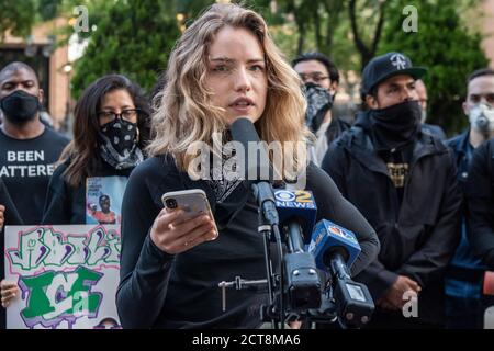 Flanquée d'un groupe de manifestants qui ont été arrêtés à Times Square le samedi 19 septembre 2020, lors d'une manifestation contre le bureau de l'Immigration et de l'application des douanes, l'actrice Willa Fitzgerald s'exprime lors d'une conférence de presse devant le 1 poste de police de New York le 21 septembre 2020. Les manifestants accusent le NYPD de brutalités policières, d'arrestations illégales et de traitements injustes pendant leur détention. (Photo de Gabriele Holtermann/Sipa) crédit: SIPA USA/Alay Live News Banque D'Images