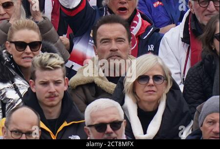 Arnold Schwarzenegger regarde l'événement Slalom pour hommes. Coupe du monde de ski alpin FIS à Kitzbuhel, Autriche. Crédit photo : © Mark pain / Alamy Banque D'Images