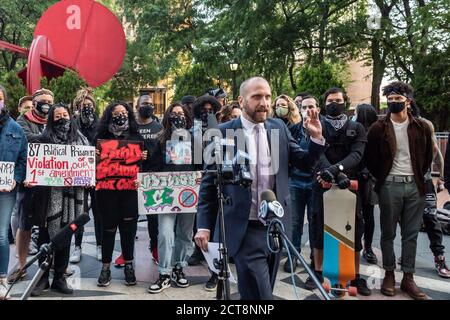 Flanqué d'un groupe de manifestants qui ont été arrêtés à Times Square le samedi 19 septembre 2020, lors d'une manifestation contre le bureau de l'Immigration et de l'application des douanes, l'avocat des droits civils David Rankin s'exprime lors d'une conférence de presse devant le 1 poste de police de New York le 21 septembre 2020. Les manifestants accusent le NYPD de brutalités policières, d'arrestations illégales et de traitements injustes pendant leur détention. (Photo de Gabriele Holtermann/Sipa) crédit: SIPA USA/Alay Live News Banque D'Images