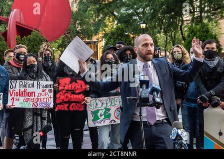 Flanqué d'un groupe de manifestants qui ont été arrêtés à Times Square le samedi 19 septembre 2020, lors d'une manifestation contre le bureau de l'Immigration et de l'application des douanes, l'avocat des droits civils David Rankin s'exprime lors d'une conférence de presse devant le 1 poste de police de New York le 21 septembre 2020. Les manifestants accusent le NYPD de brutalités policières, d'arrestations illégales et de traitements injustes pendant leur détention. (Photo de Gabriele Holtermann/Sipa) crédit: SIPA USA/Alay Live News Banque D'Images