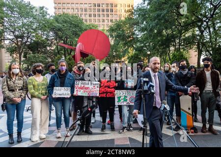 Flanqué d'un groupe de manifestants qui ont été arrêtés à Times Square le samedi 19 septembre 2020, lors d'une manifestation contre le bureau de l'Immigration et de l'application des douanes, l'avocat des droits civils David Rankin s'exprime lors d'une conférence de presse devant le 1 poste de police de New York le 21 septembre 2020. Les manifestants accusent le NYPD de brutalités policières, d'arrestations illégales et de traitements injustes pendant leur détention. (Photo de Gabriele Holtermann/Sipa) crédit: SIPA USA/Alay Live News Banque D'Images