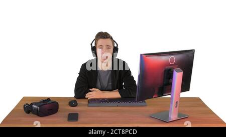 Jeune homme dans un casque donnant un discours à l'appareil photo allumé fond blanc Banque D'Images