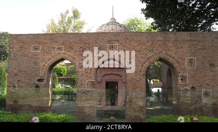 vue panoramique sur un mur marqué de balles au mémorial de jallianwala bagh à amritsar, en inde Banque D'Images