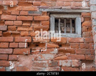 des marques de fenêtre et de balle sur un mur au site du massacre de jallianwala bagh à amritsar, en inde Banque D'Images