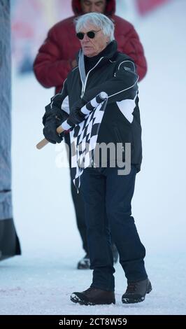 Bernie Ecclestone avec un drapeau à damier dans la course de ski de la Charité “Kitz Trophy” à Kitzbuhel, Autriche. Photo : © Mark pain / Alamy Banque D'Images