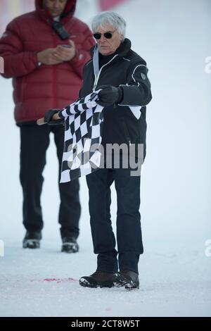 Bernie Ecclestone avec un drapeau à damier dans la course de ski de la Charité “Kitz Trophy” à Kitzbuhel, Autriche. Photo : © Mark pain / Alamy Banque D'Images