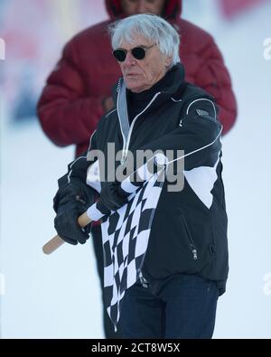 Bernie Ecclestone avec un drapeau à damier dans la course de ski de la Charité “Kitz Trophy” à Kitzbuhel, Autriche. Photo : © Mark pain / Alamy Banque D'Images