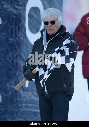 Bernie Ecclestone avec un drapeau à damier dans la course de ski de la Charité “Kitz Trophy” à Kitzbuhel, Autriche. Photo : © Mark pain / Alamy Banque D'Images