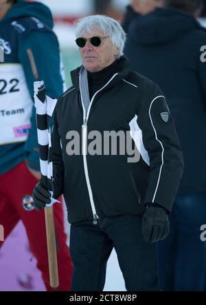 Bernie Ecclestone avec un drapeau à damier dans la course de ski de la Charité “Kitz Trophy” à Kitzbuhel, Autriche. Photo : © Mark pain / Alamy Banque D'Images