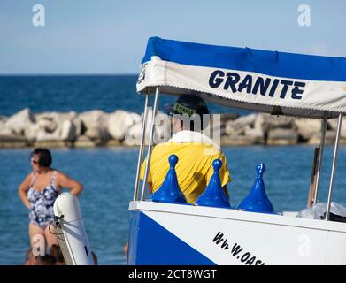 Marotta,Pesaro Urbino, Italie, août 19,2020: Vendeur typique de crème glacée le long de la plage parmi les touristes Banque D'Images