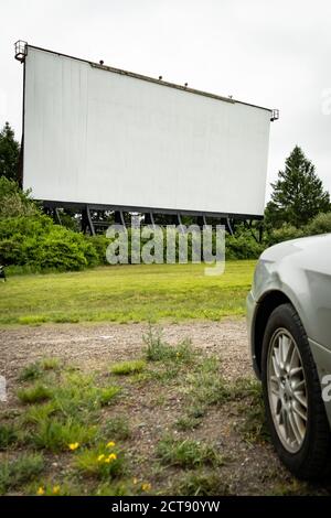 Écran de cinéma blanc vierge avec lecteur ; cadre extérieur rural Banque D'Images