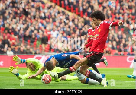 MAROUANE FELLANI SE LANCE DANS UN TIR COMME PHIL JAGIELKA ET LE GARDIEN DE BUT JOEL ROBLES DÉFENDENT DÉSESPÉRÉMENT EVERTON / MANCHESTER UTD FA CUP SEMI FINAL - WEMBLEY. Banque D'Images