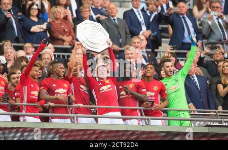 WAYNE ROONEY LÈVE LE BOUCLIER COMMUNAUTAIRE DE MANCHESTER UNITED LEICESTER CITY V MANCHESTER UTD LE BOUCLIER COMMUNAUTAIRE FA - WEMBLEY COPYRIGHT PHOTO : Banque D'Images